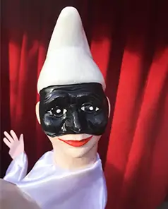 Pulcinella saluta dal palco